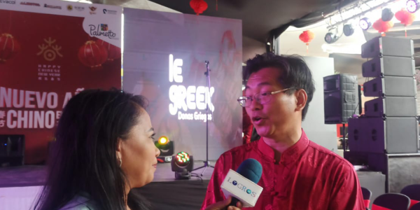 Entrevista de una mujer a un hombre en un evento cultural